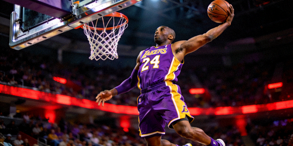NBA篮球比赛精彩瞬间，球员扣篮动作
